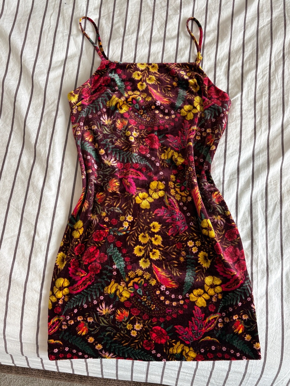 Forever 21 Women’s Velvet Floral Print Spaghetti Strap Mini Dress